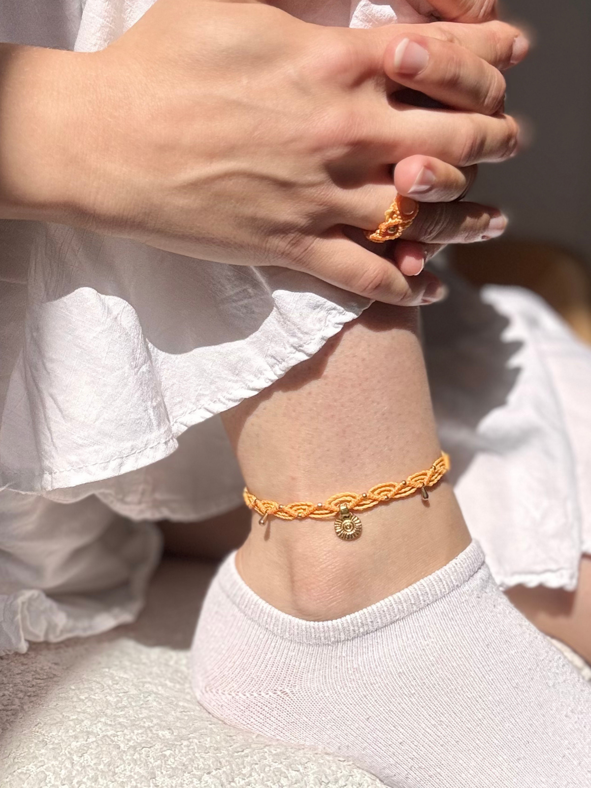 Makramee Fußkette Sophie am Fußgelenk getragen