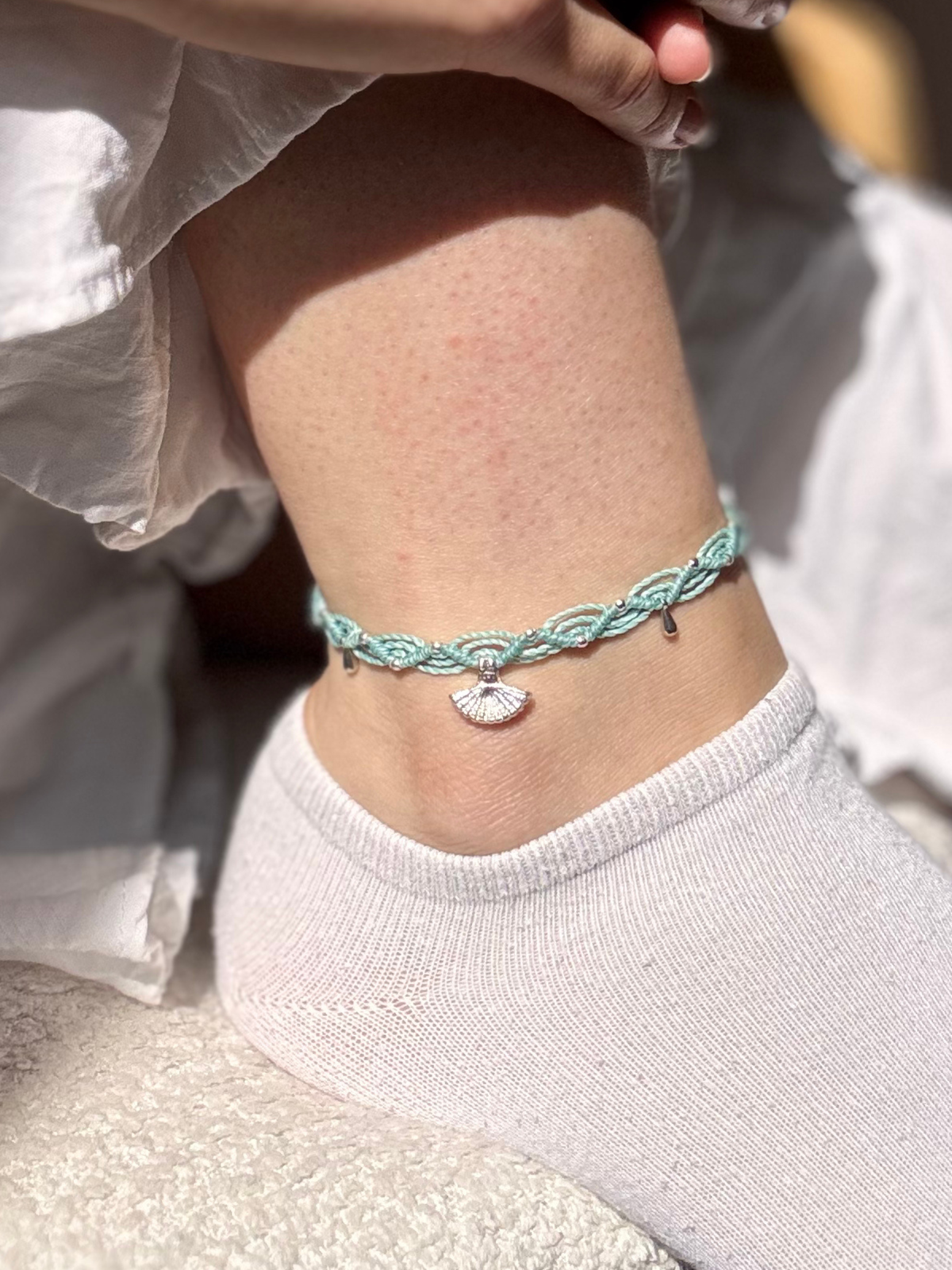 Makramee Fußkette Sophie am Fußgelenk getragen